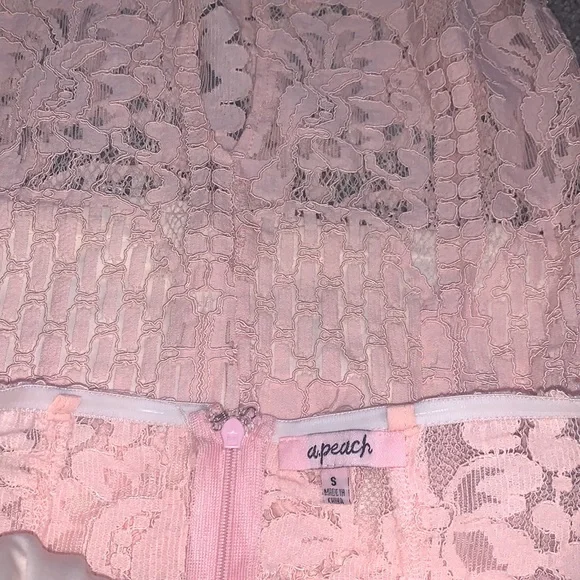 Lace light pink fitted dress - Picture 3 of 3